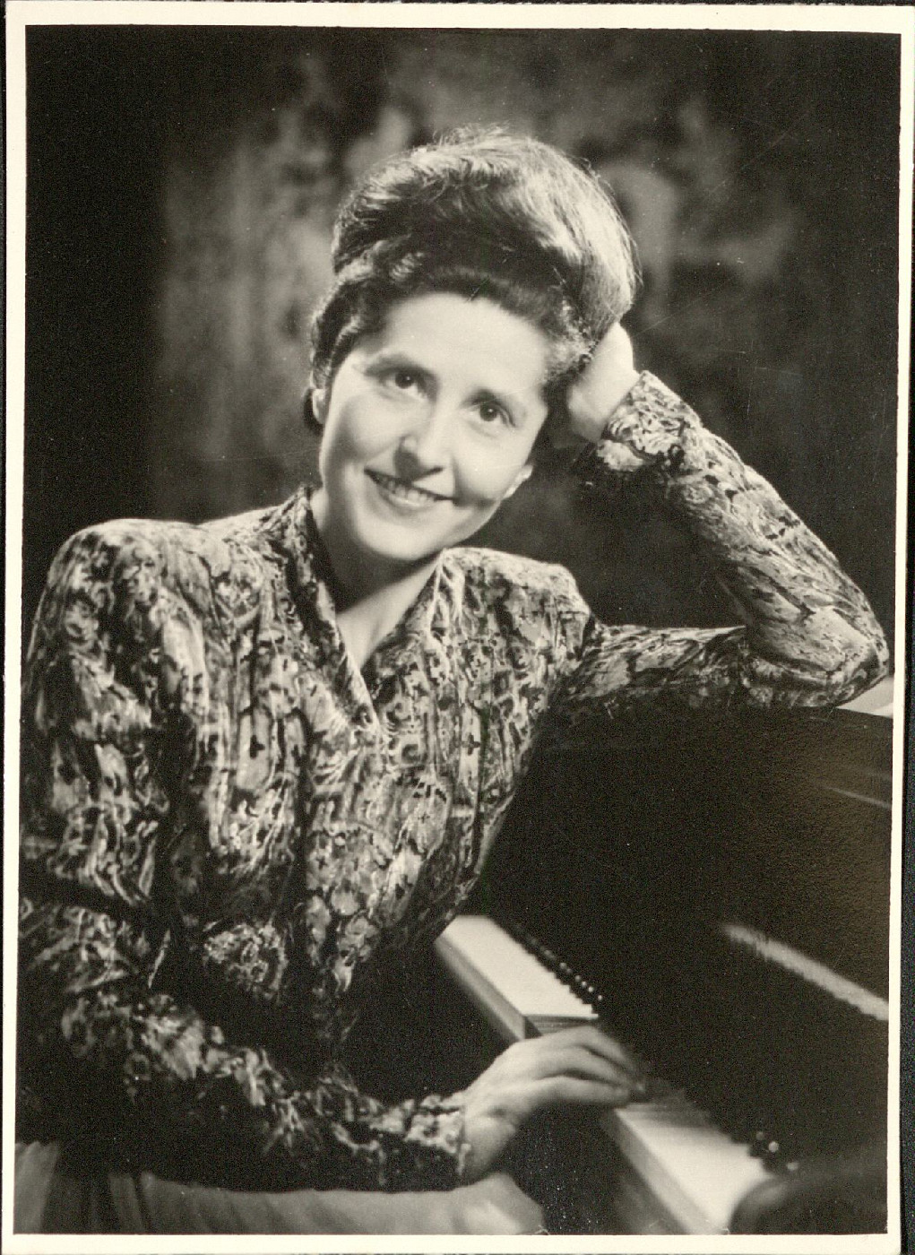 Lili Kraus at the piano. DEW_0025/1
